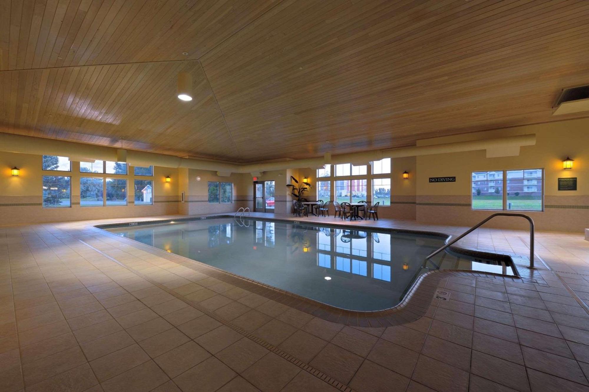 Country Inn & Suites By Radisson, Grand Forks, Nd Konforlar fotoğraf